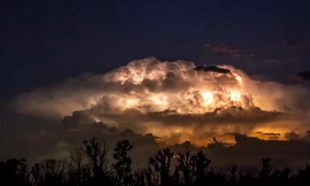 Απόκοσμο! Συγκλονιστικό time lapse καταγράφει τρομακτική καταιγίδα να ξεσπά